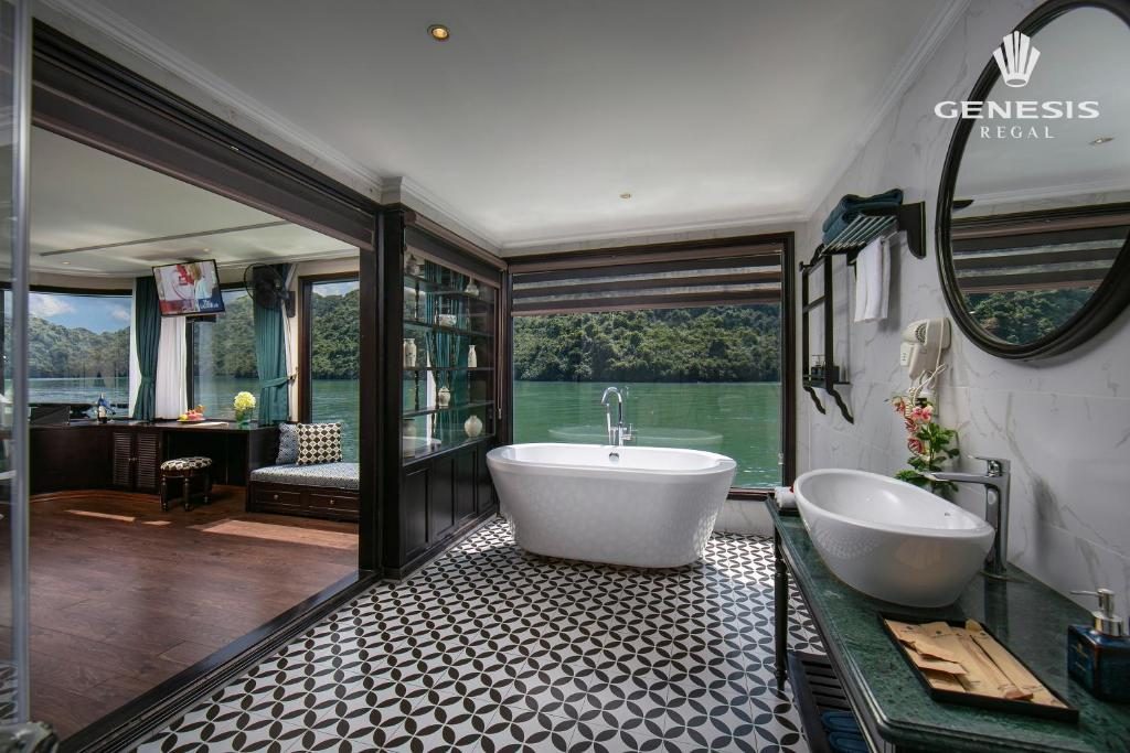 Suite Regal Có Sân Hiên Riêng Nhìn Ra Toàn Cảnh – Tầng Trên – 2 Ngày 1 Đêm