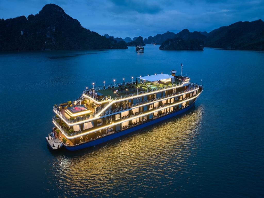 La Casta Regal Premium Lan Ha Bay Cruise, Private Luxury Balcony and Bathtub Suites Experience